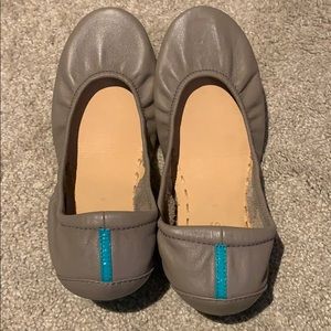 NIB Tieks taupe leather foldable flats.. Size 9